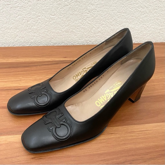 Vintage SALVATORE FERRAGAMO DE38650 Black Leather Logo Pumps Heels Size 6 AAAA - Picture 3 of 15